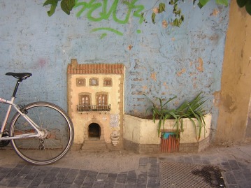 A Valencian cat door